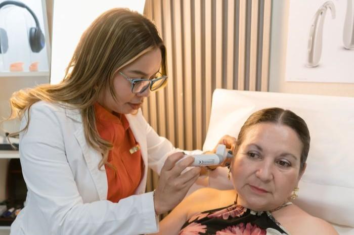 Deylin Mena Vega atendiendo a un paciente